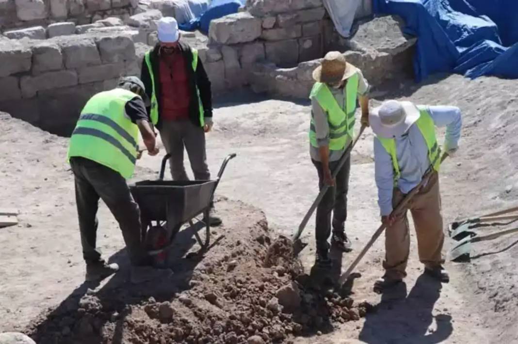 En Büyük Mozaik Kazısında Çocuk ve Yetişkin Mezarları Bulundu 4